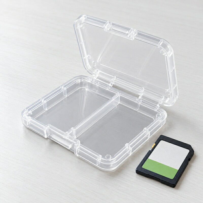 クリアなプラスチック製のメモリーカード収納ケースです。SDカード、TFカード、CFカードを種類ごとに整理し、ふた付きのコンパクトなケースで持ち運びや保管に役立てられます。カメラやスマートフォン用のカードをまとめたいとき、撮影機材のポーチに入れるとき、予備カードを自宅で整理するときに使いやすい形です。現在の画像で確認できる仕様は、TFカードケースが3.6×3.6×0.4cmで重量約1.5g、SD TFカードケースが5.2×4.2×0.7cmで重量約3g、CFカードケースが5.2×4.2×0.8cmで重量約3.7gです。仕様ごとに収納するカードの形状が異なるため、対応するカードの種類とサイズを画像でご確認のうえお選びください。クリアなケースなので中身を確認しやすく、カードの取り出しや入れ替えを行う際にも収納状態を把握できます。ケース本体には商品画像で確認できるふたと仕切り形状があり、カードを入れたままバッグや引き出しで整理する用途に向いています。実際のカードの厚みや枚数、収納時の固定感はカードの形状によって異なりますので、無理に押し込まず余裕を確認してご使用ください。プラスチック表面には製造時の小さな跡や個体差が見られる場合があります。直射日光、高温多湿、強い衝撃を避け、汚れはやわらかい乾いた布で軽く拭いてください。ご使用前にふたの開閉とケースの状態を確認し、カードを安全に整理する収納用品としてお使いください。ご検討いただけますと幸いです。