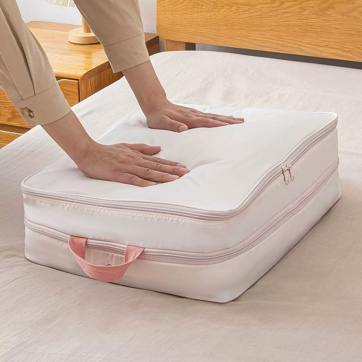 布団、毛布、衣類などかさばる物をまとめやすい収納袋です。押入れやクローゼットの整理、衣替え、引っ越し準備にも使いやすい仕様です。収納する物のサイズを確認してからご使用ください。カラー、サイズ、セット内容がある場合は、注文前に選択肢を確認してください。設置場所や用途に合うかを確認してからご使用ください。入荷時期により細部の色味や仕様がわずかに異なる場合があります。破損や変形がある場合は使用を中止してください。