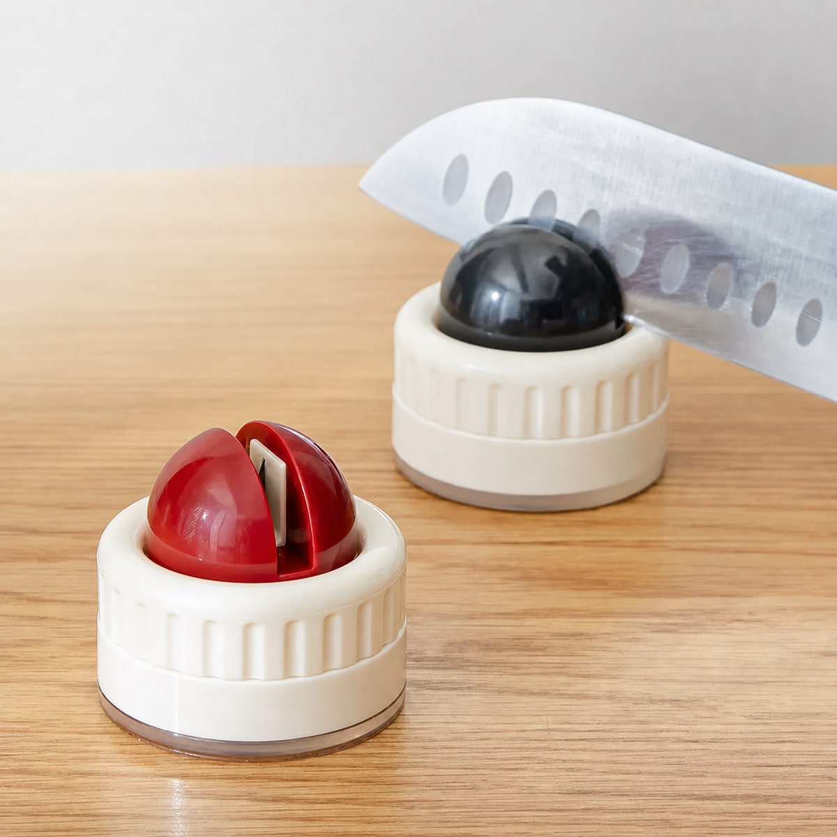吸盤式包丁研ぎ器吸盤式包丁研ぎ器は、包丁やはさみなど日常のキッチン道具を手入れしやすいBADUSのキッチンツールです。丸型のコンパクトな形で、キッチンまわりに置きやすい仕様です。吸盤付きで平らな場所に置いて使いやすい形状です。包丁、キッチンばさみなどの普段使いの刃物の手入れに向いています。カラーとセット数は選択肢を確認してお選びください。使用前に安定した平らな場所へ置き、刃先の向きに注意してください。使用後は汚れや水分を拭き取り、子供の手が届かない場所で保管してください。