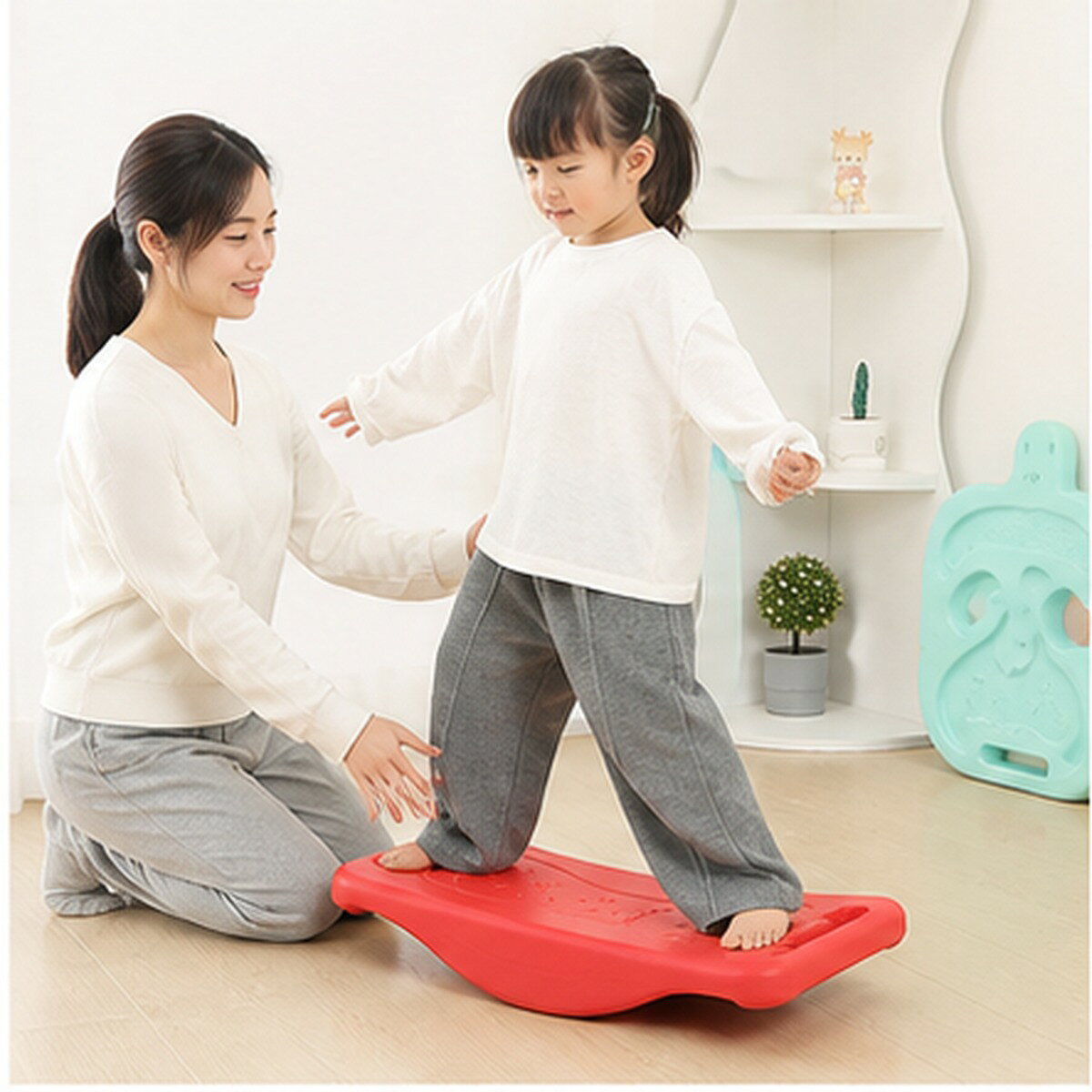 くらしのBADUSのBADUS バランスボード 木製 室内遊び ゆらゆらボード 子供 体幹を意識した遊び用 カーブボード 小球5個 滑り止めテープ3本付き｜アングル2