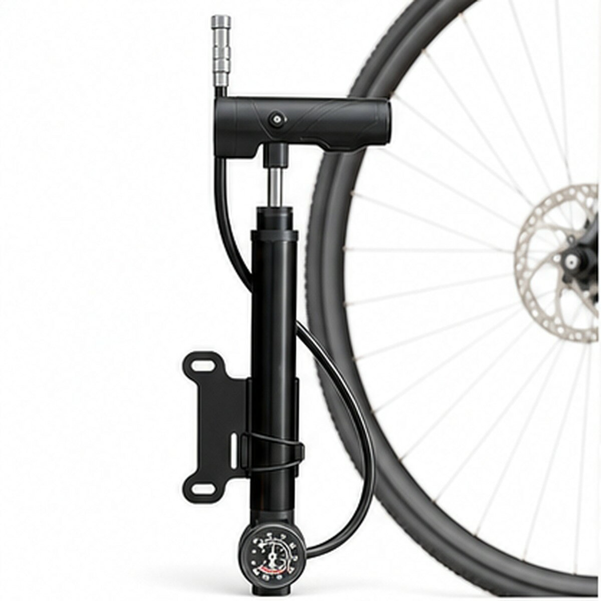 BADUSの自転車空気入れは、携帯ポンプとして持ち運びやすいコンパクトなミニポンプです。フレキシブルホースと仏式米式対応のバルブヘッド、空気圧ゲージを備え、ロードバイク、クロスバイク、マウンテンバイク、シティサイクルの空気補充や外出先の応急メンテナンスに使いやすい仕様です。折りたたみ式のT字ハンドルで握りやすく、車体取付ブラケットを使えばフレームまわりに携帯できます。ブラック基調の細身ボディで、サドルバッグや工具セットと一緒に保管しやすいサイズ感です。セット内容は携帯ミニポンプ本体、フレキシブルホース、車体取付ブラケット、取付用小物です。カラーはブラック、素材は金属、樹脂、ゴムの組み合わせです。空気圧ゲージの表示は目安です。使用前にお使いのチューブのバルブ形状、必要空気圧、リムやタイヤの状態をご確認ください。短時間の補充や携帯用を想定した商品で、据え置き型フロアポンプのような連続作業には向きません。使用後は水分や汚れを拭き取り、火気、高温、多湿を避けて保管してください。