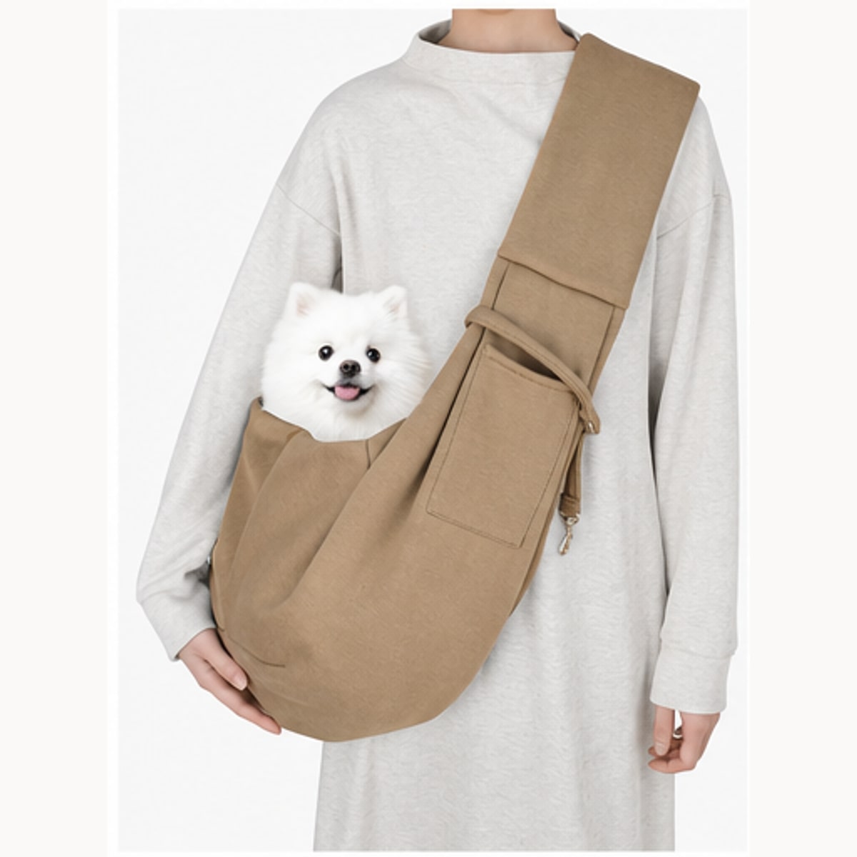 BADUSのペットスリングは、小型犬や猫を体の前で支えながら移動できる、斜め掛けタイプのソフトキャリーバッグです。幅広のショルダーが肩に当たる面積を広く取り、深めの袋形状でペットを包みます。外側にはスマートフォンや小物を入れられるポケットを備え、開口部にはスナップ、内側には首輪またはハーネスへ接続する飛び出し防止用の金具があります。飛び出し防止金具は補助用のため、必ず体に合うハーネスと併用してください。厚手コットンタイプはマスタード、カーキ、グレー、ブルー、ブラックの5色で、目安体重は約2.5〜10kgです。通気メッシュの肩ひも調整タイプはグレーとアプリコットの2色で、目安体重は約2.5〜7kgです。薄手タイプはライトグレー、ネイビー、ピンク、イエローの4色で、目安体重は約2〜5kgです。体重だけでなく、体長、胸まわり、姿勢、性格によって使用感が異なります。初回は短時間から慣らし、常にペットの呼吸と姿勢を確認しながら袋部分を手で支えてください。自転車や運転中の使用、高所での使用、バッグに入れたまま放置することは避けてください。