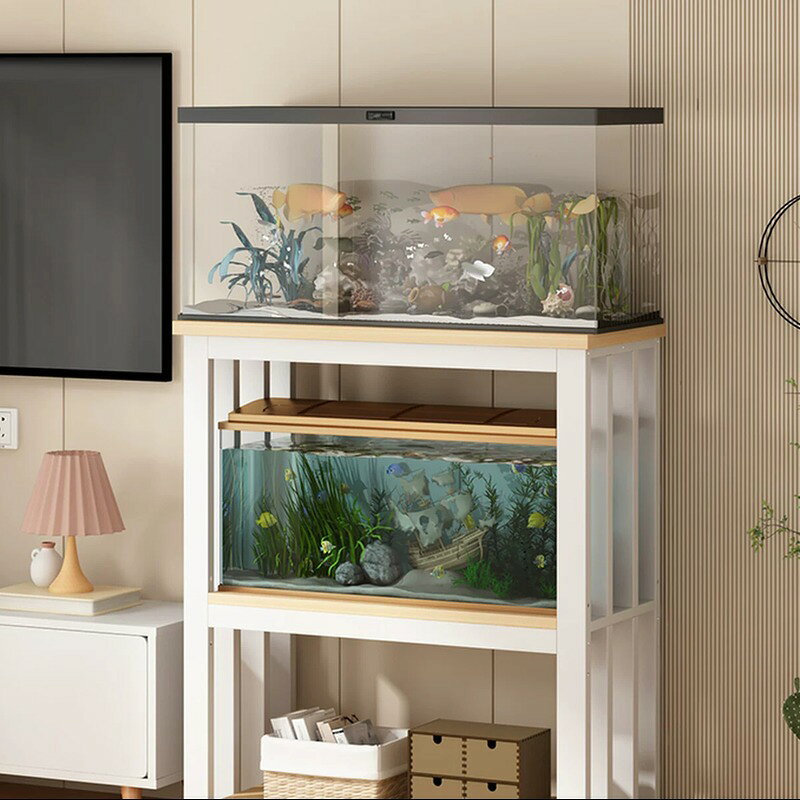 BADUSの水槽台は、観賞魚用の水槽と水槽用品を上下にまとめやすい3段ラックです。直角フレームのため壁際に置きやすく、リビングや水槽スペースをすっきり整理できます。仕様は高さ約100cm共通で、幅40cmから120cm、奥行30cmから50cmまで複数サイズを選べます。水槽の外寸、設置場所の幅、奥行、周囲の動線を確認してからお選びください。上段と中段には水槽を置くイメージが確認でき、下段には水槽用品、エサ、メンテナンス用品、収納ボックスなどを置きやすい構造です。カラーはブラックフレーム系として整理しています。水槽、魚、ライト、植物、収納小物、家具などは撮影用で付属しません。ご使用前に床が水平で安定していること、水槽を置いた際の総重量に無理がないことを必ず確認してください。水を入れた水槽は重量が大きくなるため、設置後の移動は避けてください。