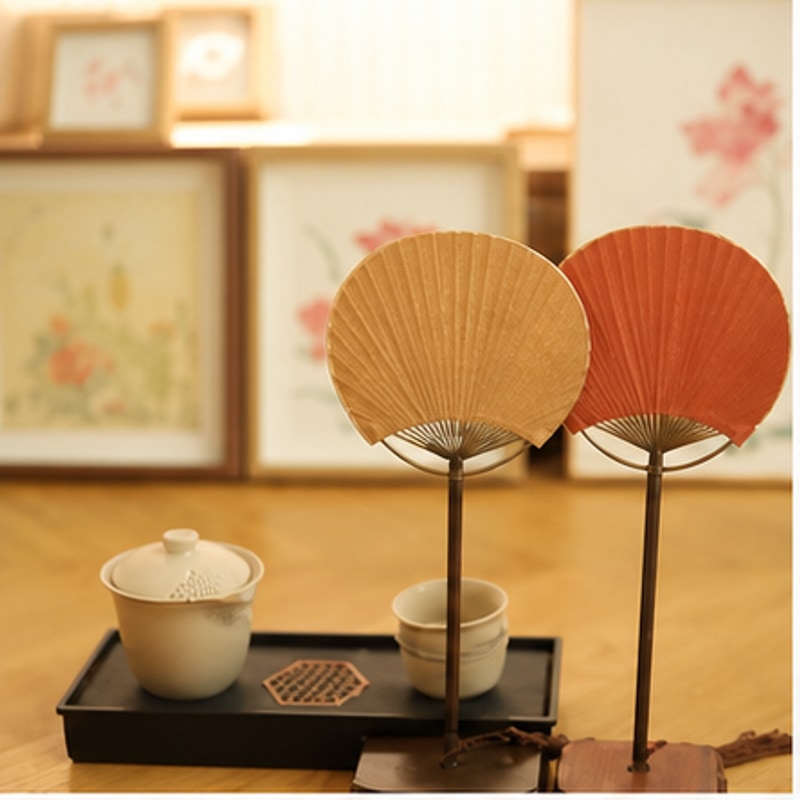 BADUSのミニ団扇は、茶席、卓上飾り、撮影小物に合わせやすい小型の和風うちわです。源画像では、小判形、六花形、丸形などの扇面形状と、落ち着いた赤、紫、茶系の色差を確認できます。有効SKUは9仕様です。形状、色、紙調の表情はSKU名とSKU画像を確認してお選びください。和室、茶器、棚上、撮影背景などに合わせやすい控えめな雰囲気です。装飾用途や季節小物として使いやすいサイズ感に見えますが、正確な寸法は源データで確認できないため断定しません。手作り、正式素材、耐久性、付属スタンドの有無は確認できる範囲を超えて記載していません。水濡れや強い力を避けてください。