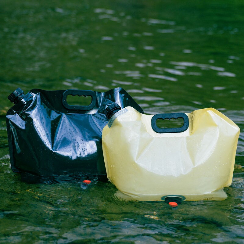 BADUS 折りたたみウォーターバッグ折りたたみ式のウォーターバッグです。キャンプ、アウトドア、車載、BBQ、非常時の水の持ち運びなど、必要な時に水をまとめたい場面に使いやすい商品です。グリーン系、カーキ系、薄緑系の組み合わせ選択肢があります。持ち手と注ぎ口のある形状で、使わない時は平たく収納しやすい構造です。お届けは選択した組み合わせのみです。水以外の飲料や高温の液体、背景小物は付属しません。使用前に漏れや破損がないか確認してください。商品折りたたみウォーターバッグ仕様深緑+カーキ / 深緑+薄緑 / 緑+カーキ / 薄緑+カーキ / 薄緑+緑+カーキ / 深緑+カーキ+緑 / 深緑+薄緑+緑 / 全色セット素材PE系折りたたみ水袋お届けは選択した仕様のみです。未選択の色、サイズ、背景小物、撮影小物は商品に含まれません。