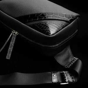 【池田工芸】旅の相棒になる容量2倍モデル Crocodile Body Bag Voyager Dx(クロコダイル ボディバッグ デラックス)【次回出荷日1月8日頃】