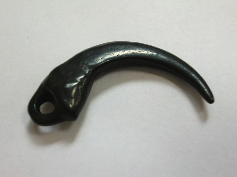 真鍮製(黒塗り ダール加工) 動物の牙の形状をしたキーホルダー (ブラック ブラス) 馬具職人工房