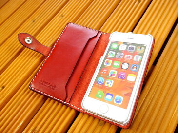 「iPhone 5 /5s/iPhone SE」アイフォン 5 /5s /SE専用　横型 手帳型ケース 馬具職人 ハンドメイド 完全一点もの 総手縫い 栃木レザー社 レッドレザー　赤革×白（ホワイト）仕様 本革 ベンズサドルレザー製 メンズ 耐衝撃 馬具職人工房 重厚 最高級 カード入れ スマホケース