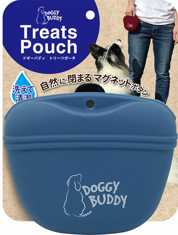 ドギーバディ トリーツポーチ ネイビー PLATZ PET SUPPLISES＆FUN プラッツ 散歩用品 トレーニング愛犬のトレーニングに使いやすいトリーツポーチです シリコン製で、トリーツの脂分などがついてもきれいに洗えて熱湯消毒もできるので、いつでも清潔にお使いいただけます 開閉部は自然に閉まるマグネットボタンつきで、中身がこぼれず取り出しやすい構造です 【カラーバリエーション】 グリーン・ブラウン・ネイビー・ベージュの4カラーですサイズ横12.6×縦1.7×マチ5.8cm 大きすぎず、小さすぎずちょうどいい大きさです お散歩につけても邪魔になりません(^^)/特徴1.留め具は『大型クリップ』で着脱しやすく外れにくいです！ 2.ポーチの口は『マグネットボタン』になっており自然に閉まるので開閉の手間いらずです！ 3.本体は『シリコン製』なので柔らかく付け心地も圧迫感がありません！ 　丸洗い出来熱湯消毒も可能です！使用例戸外でのトレーニングに！クリップでの取り付けなので、前でも後ろでもOK！ポイント！【マグネットボタン】 自然に閉まるので閉める手間がかかりません【内部】 結構入ります(*^^*)【入れてみました】 本体はシリコン製で柔らかいので軽く押すと口が広がりますポイント！【大型クリップ】 着脱しやすく外れにくいです【使用例】 両手が自由！ お散歩バッグにつけてもOK【お手入れ】 手軽に洗えて、熱湯消毒も出来ます