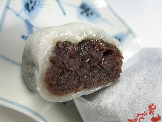 あんこ（餡）を愛している方、必見！！ 内　　　容 子福餅（こふくもち10個約400g 賞味期限 夏期2日　冬期3日 保存方法 常温(夏期冷房が入った部屋) (冬期暖房のない部屋) 原材料 砂糖（国内製造）　小豆　白玉粉 商品説明 ふっくらと焚き上げた小豆を、 一晩蜜の中に漬け、 小豆のまるみを損なわないように、 ていねいに練り上げたつぶし餡を、 求肥（ぎゅうひ）で包んだ、 かわいらしいお菓子です。 注「モニターにより、色の見え方が実際の商品と異なることがございます」　