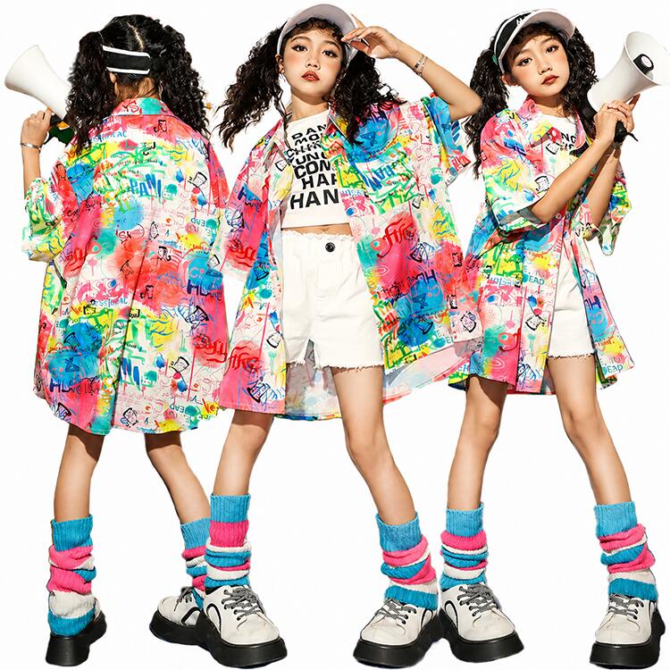 商品の詳細商品名キッズ ダンス衣装内容単品:タンクトップ/シャツ/パンツ セットアップ: タンクトップ+シャツ+パンツ＋脚カバー（他は商品に含まれません）カラー全2色で商品写真をご確認お願います。素材ポリエステル配送方法佐川急便、ヤマト輸送商品写真はできる限り実物の色に近づけるよう加工しておりますが、お客様のお使いのモニター設定、お部屋の照明等により実際の商品と色味が異なる場合がございます。サイズ詳細等の測り方はスタッフ間で統一、徹底はしておりますが、若干の誤差がある場合がございます。プリント生地の商品については、生地の裁断縫製方法により写真と同様の柄が出ない場合がございます。生地の特性上、やや匂いが強く感じられるものもございます。数日のご使用や陰干しなどで気になる匂いはほとんど感じられなくなります。