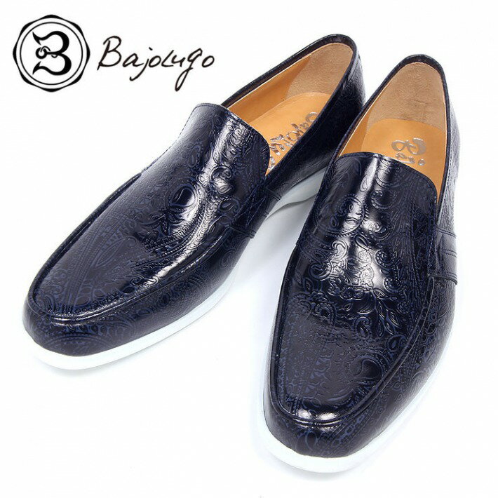 レザーローファー（No-2-3-2003-05）ネイビー （No-2-3-2003-05） 上品で深みのあるネイビーですが、ホワイトのソールのおかげで重すぎないデザインに仕上げています。特徴・インソールには、「マシュマロ」という低反発スポンジを使用。・独自の技術で足の負担を最小限に抑えているので、履き心地抜群。・ペイズリー型押し。商品名レザーローファー商品番号No-2-3-2003-05カラーネイビーサイズ24.0cm ～ 28.0cm ( 39〜43 )素材牛革MADE IN JAPAN靴のサイズ選びに関して：普段お履きのサイズでは大きいので、ハーフサイズもしくは1サイズ落としてお選び下さい。注意事項（返品交換・不正利用など）・受注生産商品以外の商品は、到着後3日以内であれば返品・交換をお受けいたしております。その場合の送料はお客様ご負担となりますのであらかじめご了承ください。・土日祝日の発送業務は基本的にお休みとなります。・BajoLugoオンラインストアでは環境保護の観点から最小限の簡易梱包で商品を発送させて頂いております。無駄な緩衝材や段ボールの使用を極力なくすことで、環境に配慮しゴミを減らします。何卒、ご理解・ご協力をお願い致します。・ギフトラッピングをご希望の場合は簡易ではございますが、ご用意致しておりますので、お申し付け下さい。※不正利用に関しての注意事項※当システム（Shopify）は3Dセキュアを導入しておりますが、万が一不正利用のシグナルが検知された場合は確認のご連絡・決済方法のご変更・身分証明書の提出などをお願いする場合がございますので、予めご了承いただきますようお願い申し上げます。※不正利用が検知される要因※・高額商品のご注文・注文情報とクレジットカード情報が異なる・ご注文場所と配送先が異なる・ご注文者様とクレジットカードの名義が異なる他、様々な要因がございます。 5