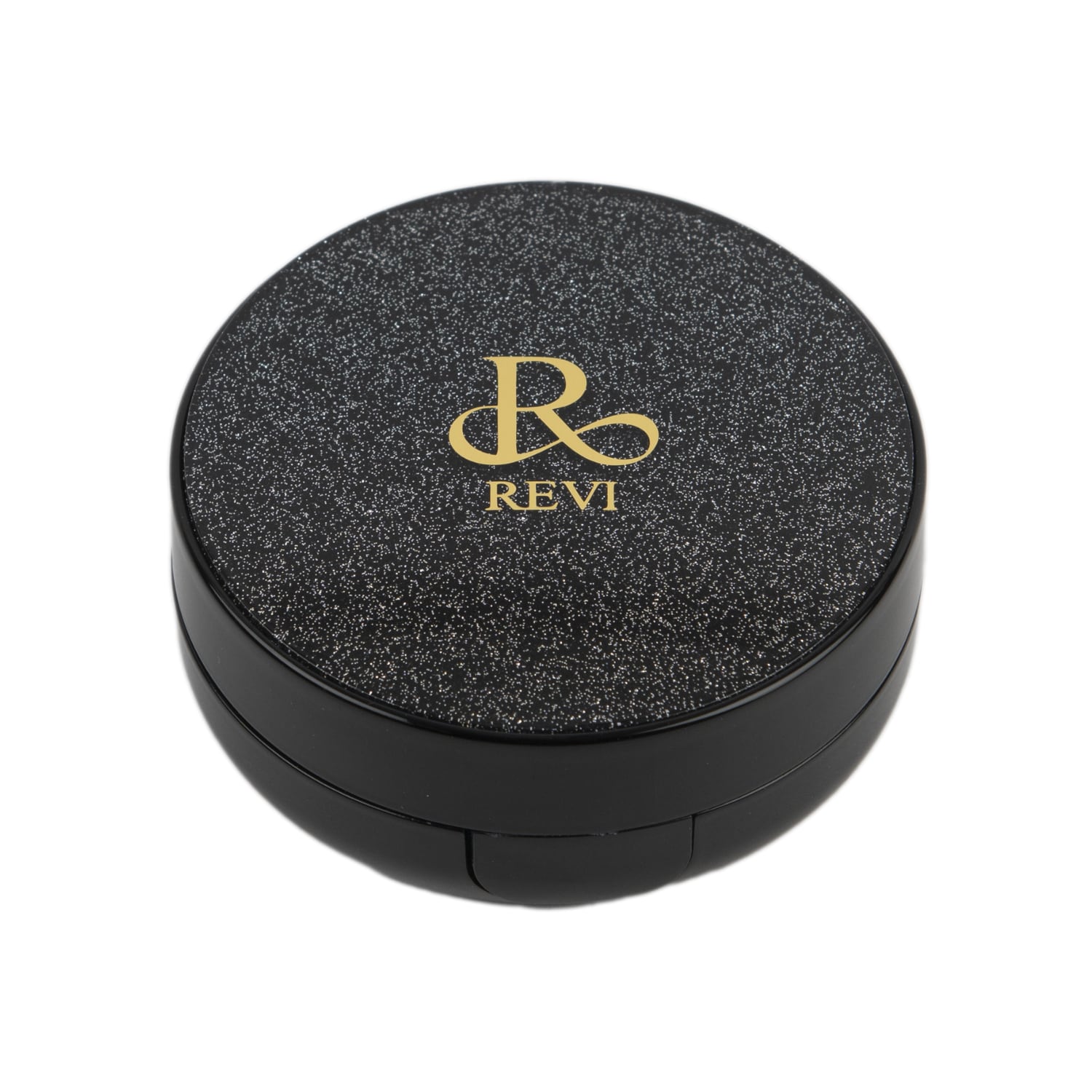 【REVI 陶肌ファンデーション オム（黒ラメ）】 男性の肌を、自然に美しく整える。 REVI（ルヴィ）から登場した、メンズ向けの陶肌ファンデーション。 肌に自然になじみながら、気になる肌悩みをカバーし、清潔感のある整った肌印象に仕上げます。 厚塗り感を抑えた自然な仕上がりで、ファンデーションを使っていることを感じさせにくいのも魅力。 毎日の身だしなみや特別な日のベースメイクにもおすすめです。 SPF50+ PA++++で、紫外線対策もできるファンデーション。 忙しい朝も、これひとつでベースメイクを手軽に仕上げたい方におすすめです。 ブラックにラメをあしらったスタイリッシュなコンパクトは、男性が持ちやすい洗練されたデザイン。 美容を楽しみたい男性はもちろん、自然な肌印象を目指す方にもおすすめのアイテムです。 【こんな方におすすめ】 ・男性向けのファンデーションをお探しの方 ・自然な肌印象に整えたい方 ・肌の色ムラや気になる部分をカバーしたい方 ・厚塗り感のない仕上がりがお好みの方 ・紫外線対策もできるファンデーションをお探しの方 ・スタイリッシュなデザインのコスメをお探しの方 【UVカット】 SPF50+ PA++++ 【商品情報】 商品名：REVI 陶肌ファンデーション オム（黒ラメ） タイプ：メンズファンデーション ※商品パッケージ・仕様等は予告なく変更となる場合がございます。★ショップオープン企画★数量限定！V3ファンデーションサンプルプレゼント中