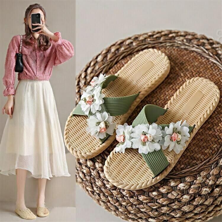 立体的なお花が可愛い、軽い履き心地フラットサンダル！夏らしいデザインでこれからの季節に大活躍間違いなしです。きれいめスタイルからカジュアルスタイルまで履けちゃう優れもの。気軽に履けるのが嬉しいコーデを選ばない万能サンダル。室内やオフィスでスリッパとしても、アウトドアにもお使いいただけます。サイズ36-37：23-23.5cm38-39：24-24.5cm40-41：25-25.5cm※サイズ表の実寸法は商品によって多少誤差がある場合がございます。素材PVC備考●サイズ詳細等の測り方はスタッフ間で統一、徹底はしておりますが、実寸は商品によって若干の誤差(1cm〜3cm )がある場合がございますので、予めご了承ください。●商品の色は、撮影時の光や、お客様のモニターの色具合などにより、実際の商品と異なる場合がございます。あらかじめ、ご了承ください。●製品によっては、生地の特性上、洗濯時に縮む場合がございますので洗濯時はご注意下さいませ。▼色味の強い製品によっては他の衣類などに色移りする場合もございますので、速やかに（脱水、乾燥等）するようにお願いいたします。▼生地によっては摩擦や汗、雨などで濡れた時は、他の製品に移染する恐れがございますので、着用の際はご注意下さい。▼生地の特性上、やや匂いが強く感じられるものもございます。数日のご使用や陰干しなどで気になる匂いはほとんど感じられなくなります。立体的なお花が可愛い、軽い履き心地フラットサンダル！夏らしいデザインでこれからの季節に大活躍間違いなしです。きれいめスタイルからカジュアルスタイルまで履けちゃう優れもの。気軽に履けるのが嬉しいコーデを選ばない万能サンダル。室内やオフィスでスリッパとしても、アウトドアにもお使いいただけます。サイズ36-37：23-23.5cm38-39：24-24.5cm40-41：25-25.5cm※サイズ表の実寸法は商品によって多少誤差がある場合がございます。素材PVC備考●サイズ詳細等の測り方はスタッフ間で統一、徹底はしておりますが、実寸は商品によって若干の誤差(1cm〜3cm )がある場合がございますので、予めご了承ください。●商品の色は、撮影時の光や、お客様のモニターの色具合などにより、実際の商品と異なる場合がございます。あらかじめ、ご了承ください。●製品によっては、生地の特性上、洗濯時に縮む場合がございますので洗濯時はご注意下さいませ。▼色味の強い製品によっては他の衣類などに色移りする場合もございますので、速やかに（脱水、乾燥等）するようにお願いいたします。▼生地によっては摩擦や汗、雨などで濡れた時は、他の製品に移染する恐れがございますので、着用の際はご注意下さい。▼生地の特性上、やや匂いが強く感じられるものもございます。数日のご使用や陰干しなどで気になる匂いはほとんど感じられなくなります。