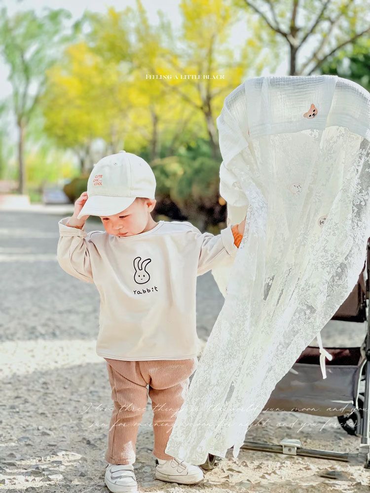 商品説明商品名埃や虫から赤ちゃんを守ります 風邪通しがよいのでベビーカーに熱がこもりません 明るい色味で赤ちゃんの様子が見えるレースなので赤ちゃんもママも安心素材綿サイズ全体サイズ 133cm(長さ)×88cm(横幅) レースの部分 68cm(長さ)×88cm(横幅) おくるみの部分 65cm(長さ)×88cm(横幅) 市販のほとんどのベビーカーに対応可能!セット内容ベビーカーカバー注意PC環境~光の具合により、色や素材のイメージが写真と若干異なる場合がございます。 モデル~写真に使用されているアクセサリー~小物は別途記載が無い限り付属いたしません。 商品に不良があった場合は、商品到着から5日以内にご連絡いただければご返金~交換対応させて頂きます。 商品のサイズは、全て平置きにて外寸を測定しております。 商品によっては+-0.5cm~1cmの誤差が発生してしまう場合がございます。 該当商品は他店と在庫共有です。タイミングにより、在庫ズレが生じる場合がございます。予めご了承ください。 【原産国／製造国: 中国】 .ベビーカーカバー 日除けケープ 虫除け ネット 蚊帳 折りたたみ式 サンシェード コットン レース 通気性 防虫ネット A型 B型兼用 ベルト付き 取り付け簡単 赤ちゃん ベビー用品 紫外線対策 日焼け防止 軽量 コンパクト 持ち運び簡単 撥水加工 風通し抜群 折り畳み式 虫よけネット メッシュカバー 赤ちゃん用カバー ベビーカーアクセサリー 便利グッズ お出かけ用品 春 夏 秋 冬 対応 多機能 安全設計 快適使用 簡単装着 長持ち 耐久性 高品質 人気 おすすめ セール ランキング 収納便利 お散歩用 屋外用 子育てグッズ ママ必見 夏の必需品 快適なお出かけをサポートします。。 指定された配送時間は承っておりません。【もっと商店】