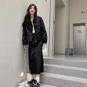 レディース セットアップ ジャケット また aはまた 颯爽は ジャケット セットを 着ています。