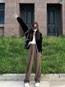 レディース セットアップ ジャケット レトロ ショート タイプの 野球 服の 女性は やせています。
