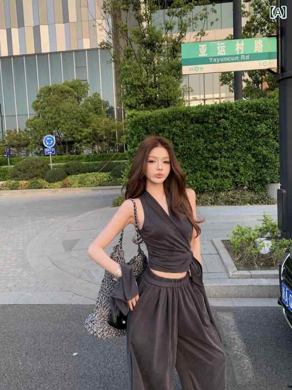 セットアップ レディース Vネック ギャル スーツ 感が。 v ネックの ベストを 掛けています。