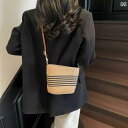 レディース カゴバッグ 新型 フランス 式 レトロ 編み バッグ 女性 ファッション 草 編み バッグ 休暇 ビーチ バッグ レトロ カジュアルショルダーバッグ