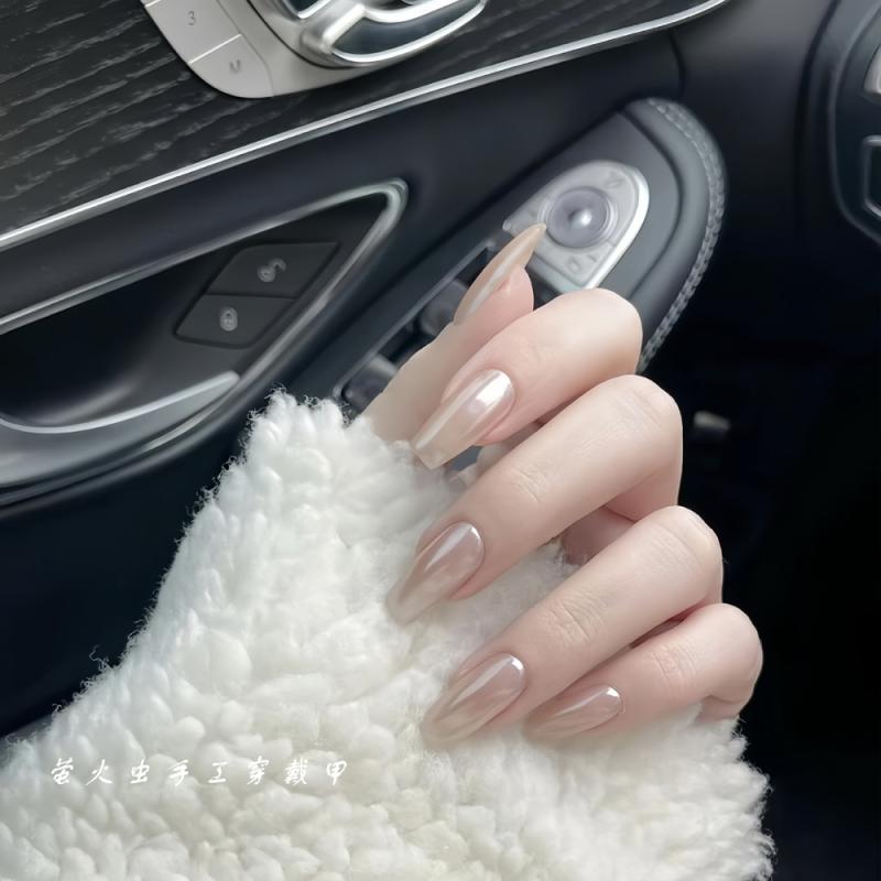 キラキラネイル ワンホンネイル チップ ネイルチップ ネイル アート パッチ の オーロラ ネイルアートは 白 桃色の ネイルアート ヘイリーと 同じ 白い 月光の ミディアムと ロング ネイルアートを 着用 しています