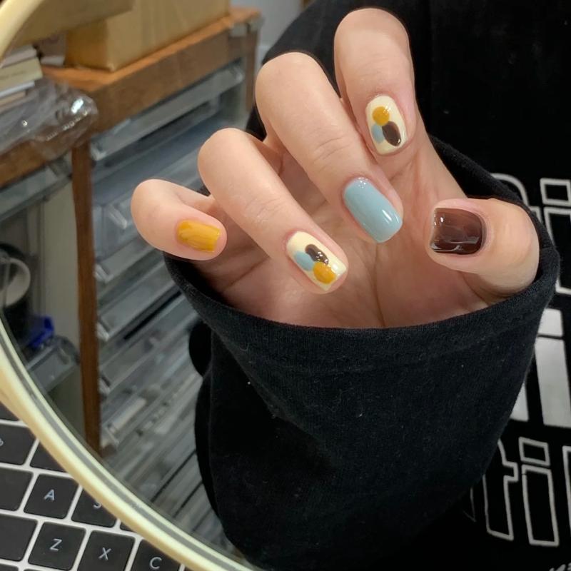 ワンホンネイル グラデーション ワンカラー シンプルネイル ネイル アート パッチ の ウェアラブル ネイルアート パッチ 短い 白の さわやか 手 描きの 色の コントラスト ベビー ブルーの 付け 爪 取り外し 可能