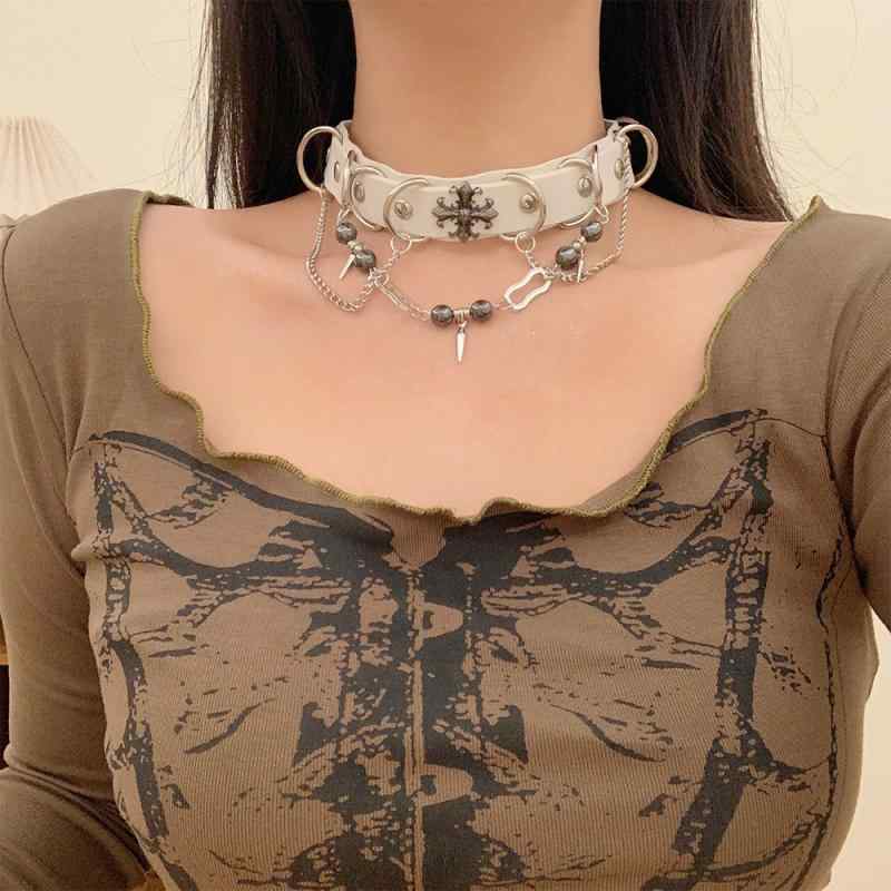 シンプル 短め カジュアル おしゃれ チョーカー　アクセサリー　レディース ゴシック パンク 白い レザーカラー チョーカー ネックレス アクセサリーな 甘くて クールな 万能 女性 鎖骨 チェーン