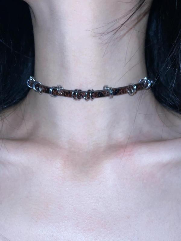 ゴシック調 レザー シンプル 短め カジュアル チョーカー　アクセサリー　レディース ホット ガール スイート クール パンク クラック ベルト カラー チョーカー ネックレス 女性用 メタル サークル