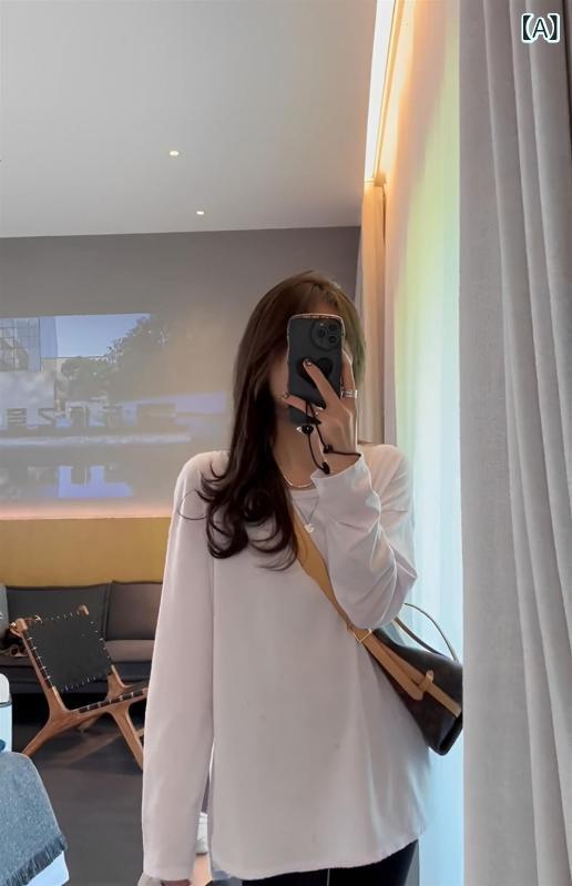 レディース スウェット 長袖 トップス 無地 白い ミディアム シャツ 女性がお 尻を 遮る パーカーの 中に 長袖 t シャツ サメの ズボンと 合わせた 上着を 重ねて 着ます。