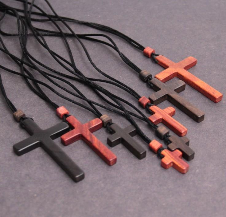 男女兼用 普段使い デイリー 華奢 かわいい ネックレス 十字架 クロス の レッド サンダルウッド 黒檀 無垢材 クロス ペンダント 男女兼用 ネックレス グリーン 個性的な ジュエリー