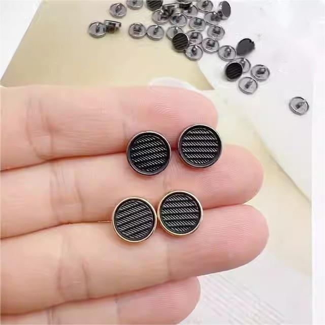 手芸 リメイク ボタン　ラウンド　アクセサリー メンズシャツ用の 高級 金属 ボタン 精巧 オイル テクスチャ 合金 あらゆる 種類の 衣類用 ボタンを しています。