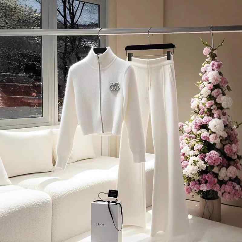 レディース アンサンブルニットトップス きれいめ 長袖 冬には 高級 感 減 齢の 美しい 洋 気 名 媛 小 香 風 ニット セーターの ズボン セットの 女性を 着ています