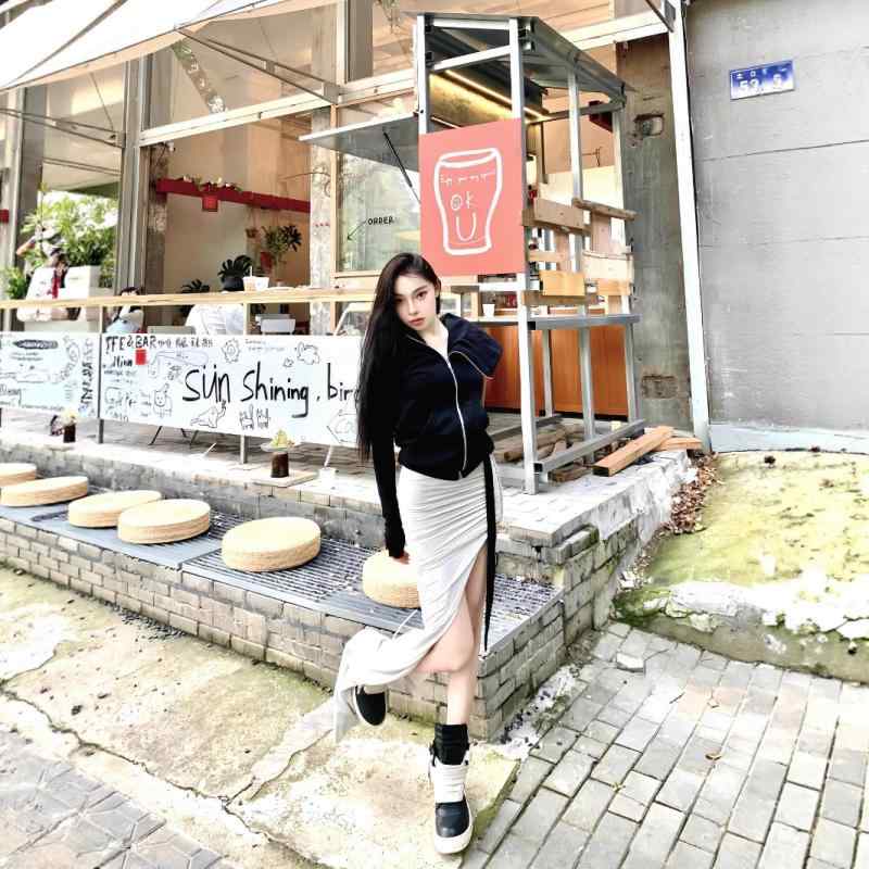 レディース ニットタイトスカート シンプル カジュアル 無地 2025 秋 長い モップの 片側の スリットの しわの アーチ型の 包みの 尻の スカートの 黒い グレーの 潮