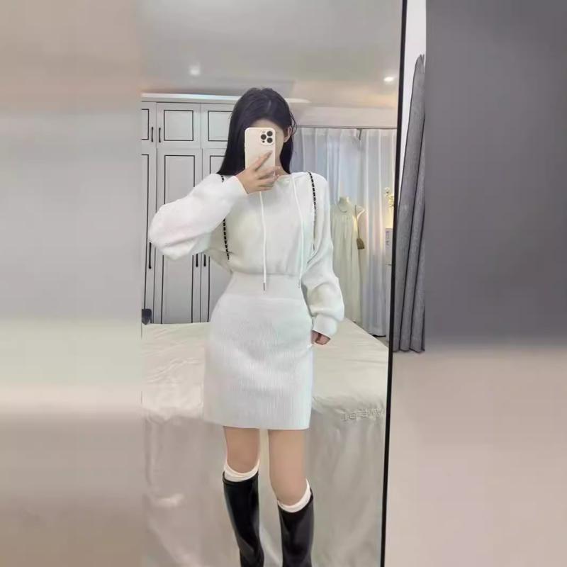 レディース ニットタイトスカート シンプル カジュアル 無地 白い 帽子 付きの ニット ワンピース 女性 秋冬 2024年の 新型 秋 装の 中には スリム ガードルの スカートが 見えます。