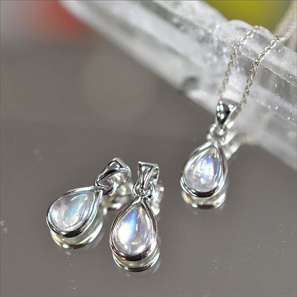 商品説明 心理面・感情面では、情緒不安や感情のストレスを和らげ、感情を安定させます。 気分 の浮き沈み、情緒的な過剰反応を鎮め、女性的なエネルギーのバランスを保つ力があります。 感情が不安定な人は、気持ちが落ち着き、心穏やかになるでしょう。...