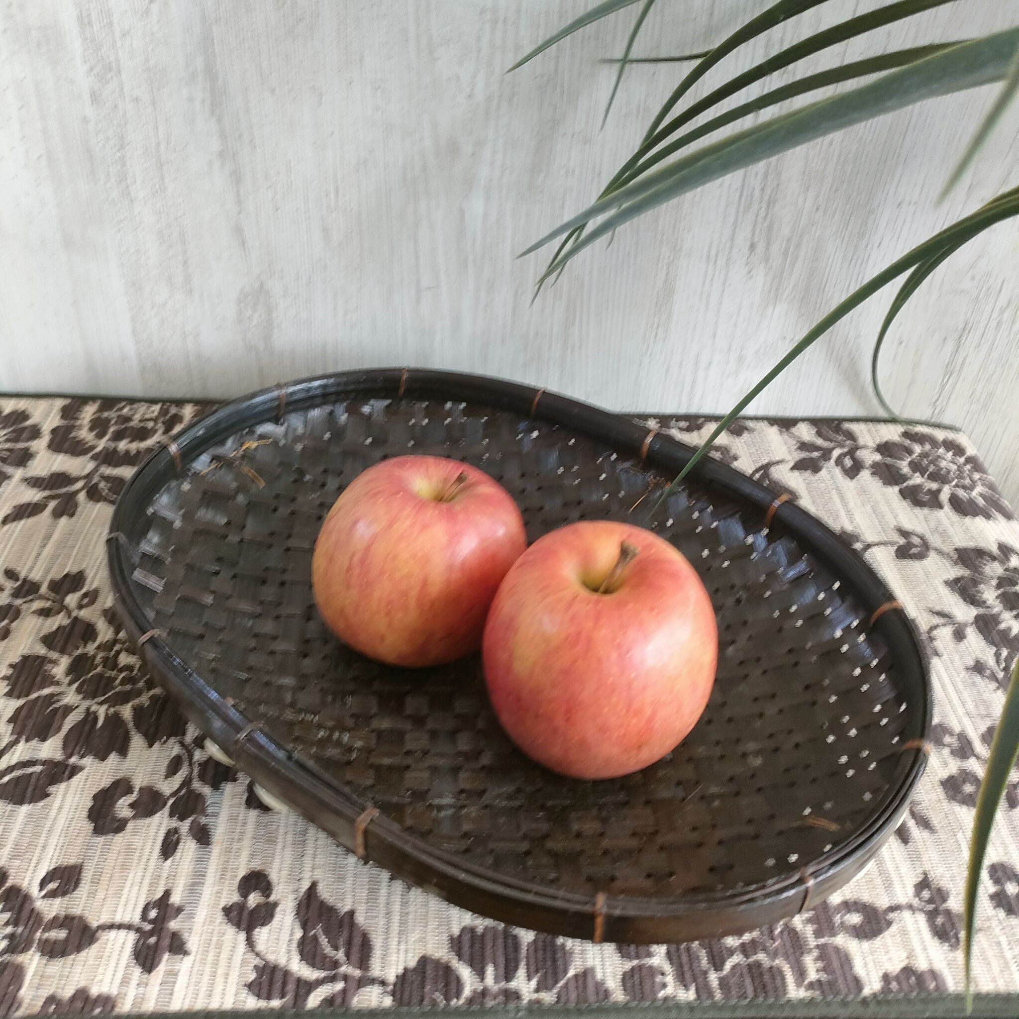 【インテリア雑貨 おしゃれ バリ風】 バンブー かご トレイ 貝殻モチーフ シェル付き 脚付 楕円 こげ茶 ブラウン 茶色 ダークブラウン かご バスケット カゴ 平たい 竹製 収納 小物入れ バリ雑貨 アジアン雑貨 インテリア バリ風 収納 トレー アジアン おしゃれ レトロ