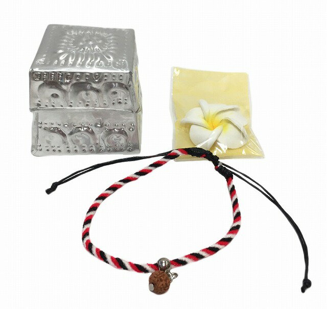 バリ・アジアン雑貨バリパラダイスのトゥリダトゥカスバリ（特別なバリミサンガ)　ルドラクシャSET【バリ島直輸入】母の日/プレゼント/ギフト/手作り/アジアン/ハンドメイド/民芸品/願い事/お守り/編み/幸運/願掛け/エスニック/バリヒンドゥ/菩提樹【バリ・アジアン雑貨バリパラダイス】｜アングル3