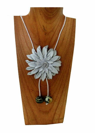処分価格!!レザーネックレス ホワイト【バリ島直輸入】母の日/プレゼント/ギフト/ウッドビーズ/革/フラワーネックレス/花/フラワーモチーフ/カジュアル/南国/...