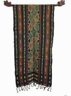 サイズ 約　縦130cm　横47cm 商品説明 インドネシアの伝統的な織物『イカット』。中でもスンバ島イカットは「織物の宝庫」インドネシアの中でも品質・芸術性ともに高く、国内外に多くの愛好家がおります。古来からのマラプ（精霊・祖霊）信仰、風習、歴史に基づく物、島の身近な動植物など、多種多様な文様があり、それらを織り込みながら1年〜数年という長い時間をかけてスンバ・イカットは丹念につくられます。スンバ島イカットは普段目にするイカットよりも織り目がはっきりしており、色も鮮やかです。タペストリーとしてお部屋の壁に飾るととても素敵です！手作りの為色むら、つれ、生地の盛り上がり等ご容赦ください。サイズも1枚1枚違う為サイズ範囲内の誤差がございます。一つ一つ手織り手作りの為、結び目糸のゆるみ等ございます。予めご了承ください。商品写真はいずれも実物を撮影したものですが、お客様のモニターでご覧になった場合 、基本設定やパソコンの特性により、色調が実際の色と若干異なることがあります。予めご了承ください。　　〜ご注意〜 この商品は実店舗含め4店舗にて販売しております。在庫数の更新は随時行っておりますが、お買い上げいただいた商品が、タイムラグにてご用意出来なくなってしまうこともございます。 その場合、お客様には必ず連絡をいたしますが、万が一入荷予定がない場合は、キャンセルさせていただく場合もございますことをあらかじめご了承ください。スンバ島/スンバイカット/イカット/伝統織物/かすり/絣/織物/手織り布/ファブリック/アジアンファブリック/アジア布/エスニック/バリ島布/高品質/芸術/オシャレ/お洒落/飾り/ディスプレイ/バリ雑貨/アジアン雑貨/雑貨/輸入雑貨/バリ風/アジアンテイスト/アジアン/小物/バリ島/バリ/インドネシア/輸入/直輸入/プレゼント/南国/リゾート/アジアンインテリア/エスニックインテリア/壁飾り/鮮やか/BALI PARADISE/Bali paradise/bali paradise/BALI/bali/paradise/PARADISE
