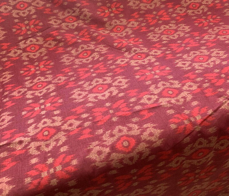 【マラソン★P5倍】【計り売り生地】バティック柄 プリント コットン 絣柄赤系 113cm幅《1m単位カット販売》【バリ島直輸入】輸入生地 ハンドメイド素材 巻きスカート オーダーカット カーテン 間仕切り 綿 インテリア布【バリ・アジアン雑貨バリパラダイス】