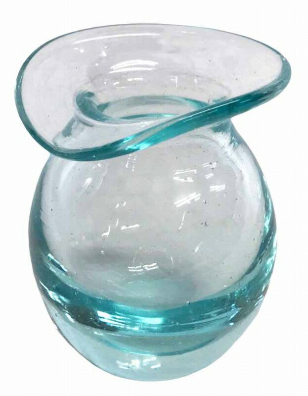 サイズ 約高さ7cm　幅5cm　奥行5cm　 材　質バリガラス 商品説明 バリ島直輸入のバリガラスのミルクピッチャーです！一つ一つが手作りの商品。バリガラス独特の色合いは涼しさを感じます。コーヒー＆ティータイムのお供に♪　はちみつやシロップ...