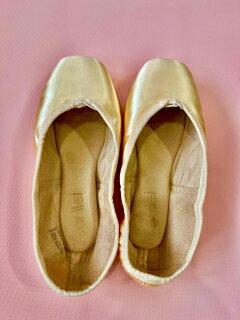 WEAR MOI �ݥ��� ARIAL��MEDIUM