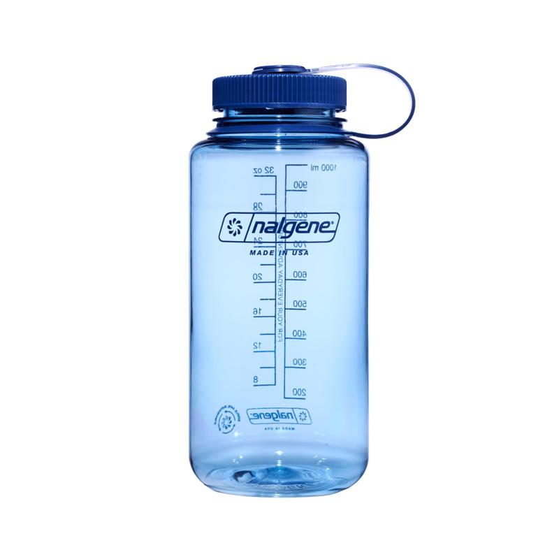 ナルゲン（nalgene） 水筒 ボトル マグ 広口1.0L Tritan Renew ベイビーブルー 91655NGWM1.0（ライトブルー/FF/Men's、Jr）純度の高いプラスチックの高性能と高い気密性が世界中のバックパッカー、キャンパーらに愛されています。キャンプ、トレッキング、フィットネス、スポーツ時やウォーターストッカーとして便利な1.0Lサイズ。パッキンがないので洗いやすく、いつも衛生的です。飲み物はもちろんお菓子や行動食を入れて使うこともできます。 容量：1.0L ( 満水容量/1.1L ) サイズ： ( 約 ) 高さ21×口径5.2×直径9.3cm 製品によって仕上りサイズに多少の誤差がありますのでご了承下さい。重量：179g 素材： 本体/飽和ポリエステル樹脂 キャップ/ポリプロピレン ループ部/ポリエチレン 原産国：アメリカサイズ：1．0Lカラー：ベイビーブルー