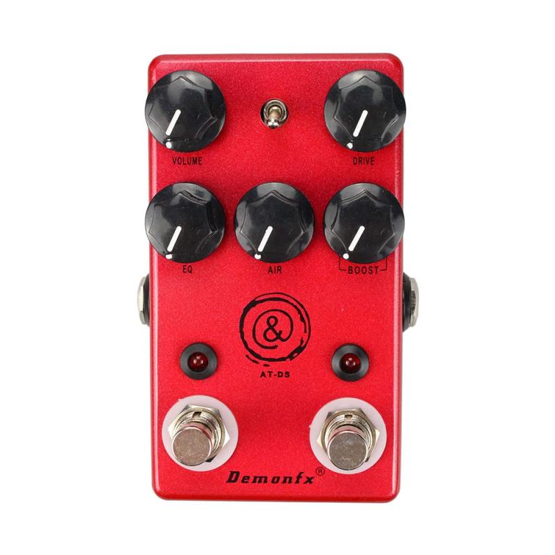 Demonfx AT-DS (RED) / OverDrive - Distortion オーバードライブ - ディストーション ギター エフェクターDemonfxがハンドワイヤードで制作する高品質なオーバードライブ・ディストーションペダル ギターエクフェクター。Demonfx AT-DSは、その名の通り、伝説的なアンプサウンドを彷彿とさせるディストーションペダルです。特に、あの有名なアメリカン・ハイゲインアンプのサウンドキャラクターを色濃く受け継いでおり、モダンでヘヴィなサウンドを求めるギタリストにとって、非常に魅力的な一台と言えるでしょう。このペダルの最大の特長は、その圧倒的なハイゲインサウンドにあります。深く歪みながらも、音の輪郭が潰れることなく、各弦の分離感をしっかりと保っているため、リフやコードワークにおいてもその存在感を際立たせます。また、倍音成分も豊かに含んでおり、サスティーンも申し分ありません。さらに、AT-DSは幅広いサウンドメイクが可能です。ゲインコントロールはもちろんのこと、トレブル、ミドル、ベースの3バンドEQを搭載しており、細やかな音作りが可能です。これにより、ヘヴィなディストーションサウンドだけでなく、ややゲインを抑えたクランチサウンドまで、多様なサウンドに対応することができます。堅牢な筐体と高品質なパーツを採用している点も見逃せません。ライブやスタジオといった過酷な環境下でも安心して使用できる耐久性を備えています。トグルスイッチはキャビネットのスピーカー数1、2、4機をシミュレートし、下段中央のノブは箱鳴り成分を調整します。 右のブーストスイッチは左のエンゲージスイッチがオフの時にもクリーンブーストとして使えます。