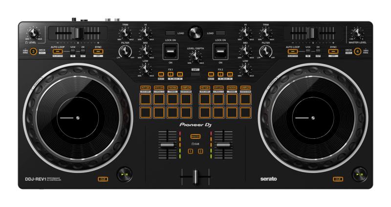Pioneer DJ Serato Lite対応 スクラッチスタイル 2ch DJコントローラー DDJ-REV1スクラッチやクイックミックスに特化したプロフェッショナル仕様のレイアウトを実現。TEMPO SLIDERはデッキ上部に水平に配置され、DJM-SシリーズのDJミキサーとPLXシリーズのターンテーブルを組み合わせたプロフェッショナル仕様のレイアウトを採用しました。本格的なスクラッチやクイックミックスが楽しめます。ジョグは同クラスのコントローラーと比較して、約16％拡大し、スクラッチの動作がより快適になりました。さらに、ミキサーセクションにLEVER FXが搭載され、レバーのオン/オフ操作だけで直感的かつダイナミックにSerato DJ Liteのエフェクトを加えることができます。本格的なスクラッチ演奏を手助けする、新たなTRACKING SCRATCH機能は、スクラッチの経験があまりなくても、手軽にスクラッチを楽しむことができます。スクラッチの頭出しの位置にHOT CUEを設定することで、ジョグの折り返し動作時やジョグから手を離した瞬間に自動的にスクラッチの頭出しの位置に楽曲が戻るため、頭出しの位置の心配をすることなくスクラッチが楽しめます。クロスフェーダーによる音のカット動作パターンが6種類搭載。パッドを押すことで音のカットが自動的に行われるため、ジョグを操作するだけで簡単にプロフェッショナルなスクラッチを再現することができます。ストリーミング配信に便利な、マイク音声をミックスしたマスター音声の出力。マイク音声をマスター音声にミックスしてSerato DJ Liteに送ることができます。サウンドカードやミキサーなどの外部機器を介さずに、本機に直接入力したマイク音声をマスター音声と一緒にストリーミング配信することができます。