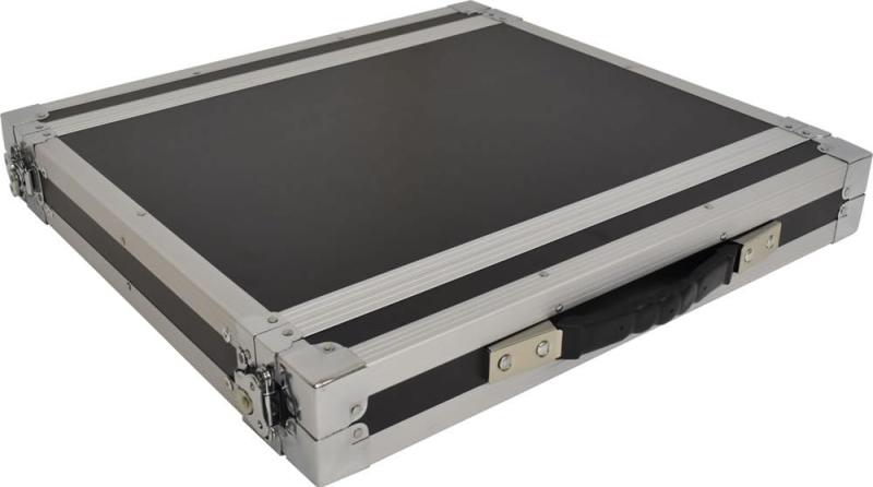 KC ケーシー キョーリツ ラックケース EIA規格 1U RC-1U [マウントネジ付属]EIA規格（幅：482.6mm/1Uの高さ：44.45mm ）に対応するラックケース。楽器機材の他、映像・照明・サーバー機器など、幅広い分野で利用されています。外寸(WxDx cm、蓋・取っ手・ゴム脚含む): 54x51.5x8 / 重量: 4kg内寸(WxDx cm、蓋含まず): 48.2x37.3x5.2 / 蓋(WxDx cm): 49.2x5.2x5.2側の意匠変更により、予告なく外観上のデザイン・カラー・仕様等が変わる場合がございます。