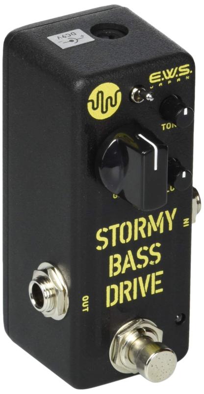 E.W.S エフェクター ベース用オーバードライブ Stormy Bass Drive (SBD)クリーンブーストサウンド～ファットなクランチサウンド、 更にディープなハイゲインサウンドまでをカバーする非常に幅広いゲイン設定が可能ペダル上部に設置されたトグルスイッチによりミッドブースト、 ノーマル、 ミッドカットの三種類の EQ モードを設定できます電源回路には DC-DC コンバータが組み込まれており、 入力された 9VDC を 16VDC へと昇圧しています16VDC ドライブとする事でハイゲイン設定時においてもファットかつ芯のある低音域とハリのある高音域を実現していますメーカー側の意匠変更により、予告なく外観上のデザイン・カラー・仕様等が変わる場合がございます