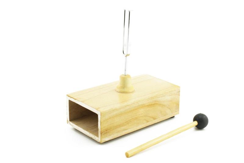 A=440z 標準 音叉 共鳴箱 スティック ラバーマレット セット 静寂 荘厳 清らか 楽器 音色A=440z 標準 音叉 共鳴箱 スティック セット商品内容 : 440z音叉×1 / 共鳴箱×1 / ラバーマレット×1サイズ : 音叉 幅17mm 全長120mm / 共鳴箱 長さ180mm×幅94mm×高さ54mm / ラバーマレット 長さ185mm材質 : 音叉 炭素鋼 / 共鳴箱 松木重量 : 300g