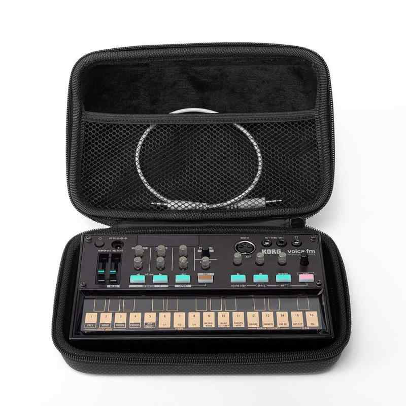 アナログケーシズ(ANALOG CASES) KorgVolcaシリーズ対応 セミハードケースVolcaシリーズにぴったりフィット、Volcaシリーズ全機種に対応しています。精巧に設計されたこの超コンパクトなケースは、バックパックや機内持ち込み手荷物に簡単に収納できます。耐水性のフェイクレザーの外装、極上の柔らかさを誇るベルベットの内装、そして非常に滑らかなジッパーを採用しています。外寸: 8.75 x 6.00 x 2.25インチ内寸: 8.00 x 5.00 x 1.75インチ