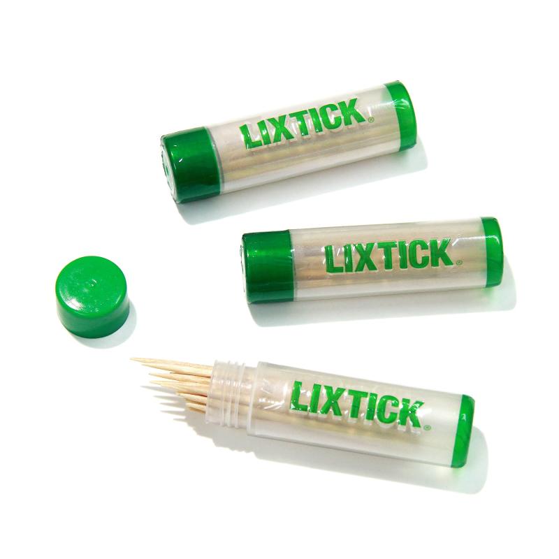 LIXTICK MINT TOOTICK 3TUBE 携帯用 ハッカ楊枝 ミント爪楊枝 ケース入り 爪楊枝 3本セットハッカミント一般的な爪楊枝とはひと味違う、強めの爽快感のあるミントフレーバーを含ませたつまようじです。口に含んだ瞬間に広がる刺激と香りを楽しめます。3本セット携帯用ケース入り爪楊枝の3本セットです。自宅、職場、車内など使う場所に分けて置いておくこともできます。食後のエチケット食後はもちろん、仕事の合間や移動中など、口元をすっきりさせたいときや気分を切り替えたいときにおすすめです。携帯用ケース入りポケットやバッグに入れやすいコンパクトサイズ。必要なときに取り出しやすく、外出先でも気軽に使用できます。Original Tube olderにも対応別売りのLIXTICK Original Tube olderをお持ちの場合は、必要な分だけ移し替えて携帯できます。継続購入や買い足しにもおすすめの定番3tubeセットです。備考ケース色はクリアとホワイトの2色となっております。在庫混在しておりますためカラーはお選び頂けません。
