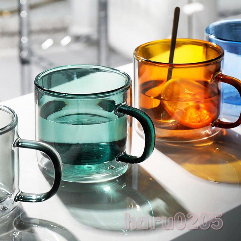 ホットもコールドも保温を保つ構造です。 暑い飲み物を入れても手で持てるガラスのコップ！ もちろん近々に冷えた飲み物もOK！ レンジにも対応してる万能なガラスのコップがくまさんで登場！プレゼントにも最適です。 カプチーノカップ、ルンゴカップ、マキアート、ラテ、エスプレッソカップ、デミタスカップ、紅茶、スムージー、ジュースなどもおすすめ♪ ※『手工芸品』1つ1つ職人による吹きガラスなので形状に個体差があります。内外表面に擦りキズのような線やポッチ、円状模様が見られ気泡が混入している場合がありますが不良品ではございません。 -20℃?150℃まで対応♪2重構造なのでホットのドリンクを入れて持っても火傷の心配などもございません。 ギフト 可愛い レディース メンズ 男の子　女の子 ママ パパ お茶 ビール グラス ジュース 牛乳 ミルク 丈夫 あひる アヒル